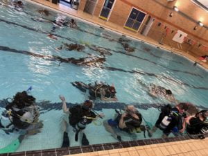 A full pool of divers